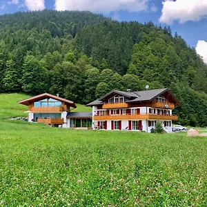 https://charivari-alpenlodge.com-bavaria.com